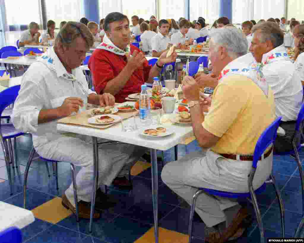 Годината е 2005-а. Президентите на Украйна Виктор Юшченко, на Грузия Михаил Саакашвили, на Литва Валдис Адамкус и на Полша Александър Квашневски (от ляво на дясно) обядват в лагер „Артек“, когато се навършват 80 години от основаването му.След разпадането на СССР Крим остава на територията на независима Украйна. Но в условията на икономическата криза през 90-те години на миналия век лагерът запустява.