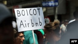 "Бойкотирайте AirBnB", пише на плакат в Барселона. AirBnB е услуга за краткосрочно наемане на жилища.