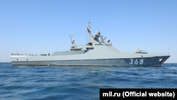 Руското министерство на отбраната съобщи, че сутринта на 13 август руският патрулен кораб "Василий Биков" е открил предупредителен огън в Черно море, изисквайки спиране от товарен кораб, плаващ под флага на Палау. Архивна снимка на кораба "Василий Биков".