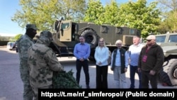 Руски военни получават камуфлажни мрежи от санаториума „Северное сияние“ в Саки по време на пълномащабната руска инвазия в Украйна, май 2025 г.