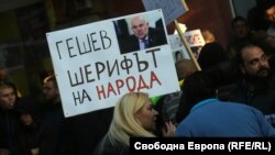 Главната редакторка на сайта ПИК над 10 часа ръководеше протеста в подкрепа на Иван Гешев, докато във ВСС течеше изслушването и избора му.