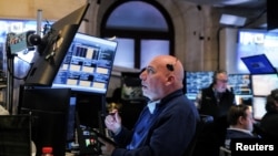 Търговец на фондовата борса в Ню Йорк, САЩ, 10 април 2025 г.