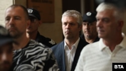 Кметът на Варна Благомир Коцев (в средата) в съдебната палата в София, 17 юли 2025 г.