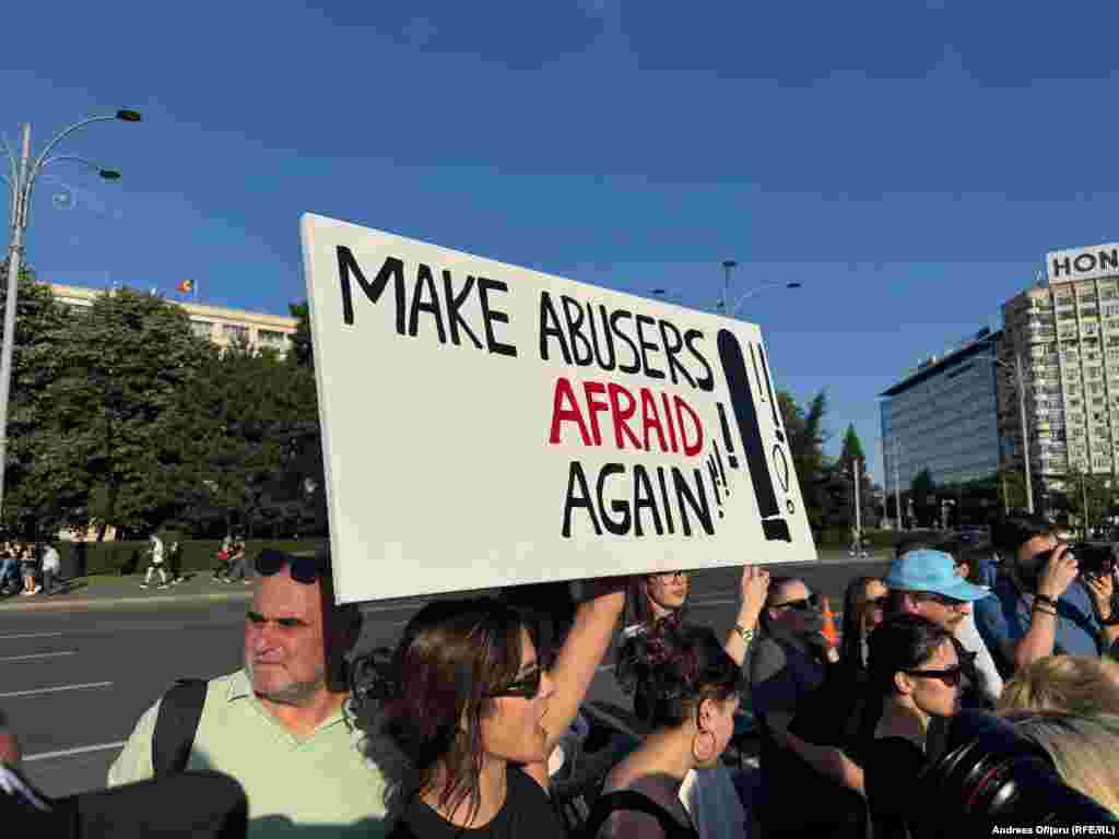 На протеста има и плакати с надписи на английски език, които изразяват солидарност с жертвите на насилие.