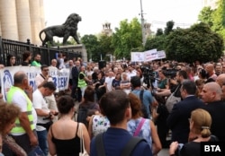 Протестиращи пред Съдебната палата