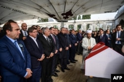 Погребението на Наим, на което присъстват тогавашният министър-председател Бинал Йалдъръм и външният министър Ахмет Давутоглу