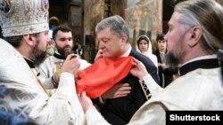 На церемонията в Истанбул присъства президентът на Украйна Петро Порошенко и украински граждани.
