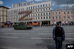Руски военен автомобил се движи в Москва пред огромна буква Z - символ на руските войски в Украйна, преди генералната репетиция на военния парад на 7 май.