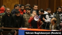 Протестиращи нахлуха в арменския парламент след изявлението на премиера Никол Пашинян, че е подписал споразумението за прекратяване на боевете в Нагорни Карабах