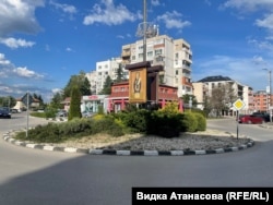 Иконата на Св. Иван Рилски, разположена на кръгово кръстовище в Елин Пелин.