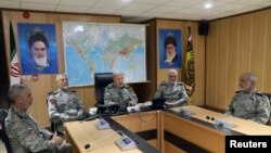 Главнокомандващият на иранската армия Амир Хатами (в средата) по време на заседание на военното ръководство, проведено на неизвестно място на 23 юни 2025 г.