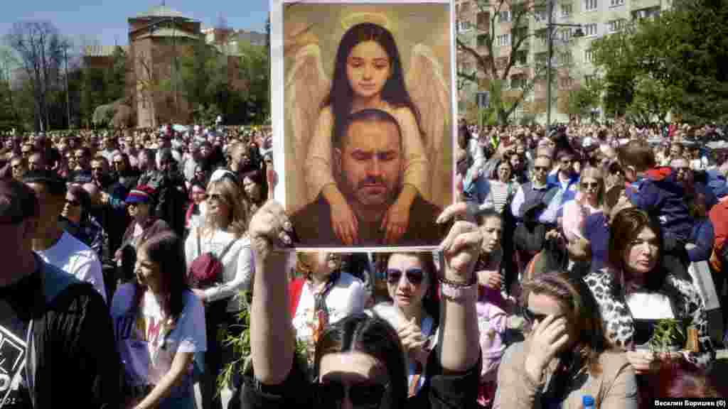 Най-малко 2000 граждани се събраха в столицата в памет на жертвите от катастрофи. 