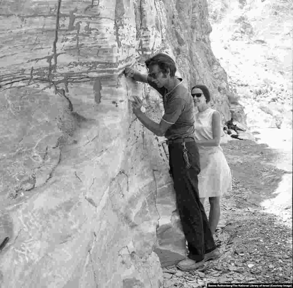 Снимка, направена от израелския фотограф Бено Ротенберг, показваща археолози на работа в иранската провинция Гилан през 1968 г.