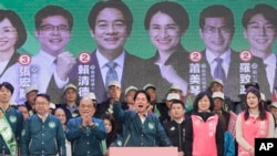 Кандидатът за президент на Демократическата прогресивна партия Уилям Лай, в средата, изнася реч по време на предизборната кампания в град Нов Тайпе, Тайван, 6 януари 2024 г.