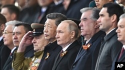 Президентът на Туркменистан Сердар Бердимухамедов, президентът на Таджикистан Емомали Рахмон, руският президент Владимир Путин и китайският президент Си Дзинпин наблюдават военния парад за Деня на победата в Москва, Русия, петък, 9 май 2025 г.