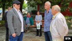 Главният прокурор Иван Гешев (вляво) говори с граждани в Пловдив по време на полицейска акция срещу битовата престъпност в града