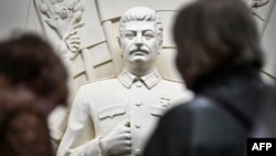 Диктаторът Йосиф Сталин, изобразен върху орелеф в чест на победата на СССР над нацистка Германия. Москва, метростанция "Таганска", 15 май 2025 