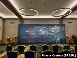 Кадър от залата, където трябваше да се проведе срещата на Доналд Тръмп-младши с медиите, 27 април 2025 г.