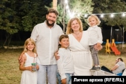 Мая Донева и семейството ѝ