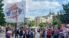 Протестиращи в Белград със знаме, на което е изобразена територията на Косово, оцветена с цветовете на сръбското знаме и надпис "Няма да се предадем". 