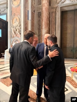 Кадър от срещата между президента на САЩ Доналд Тръмп, украинския президент Володимир Зеленски, френския президент Еманюел Макрон и британския премиер Киър Стармър, 26 април 2025 г.