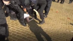 "Ще го удушите". Арести, лютив спрей и сблъсъци на протеста