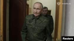 Руският президент Владимир Путин в стопкадър от видео, разпространено от Кремъл. Путин е в камуфлажни дрехи. Той е на посещение в команден център в района на руската област Курск заедно с началника на Генералния щаб Валери Герасимов (на заден план).