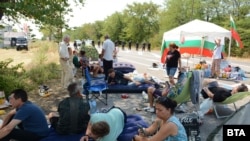 Старозагорци блокираха единствения изход от Стара Загора към магистрала “Тракия”. На 28 юли автоколона от около 200 автомобила се опита да излезе на аутобана, но беше спряна от полицейски кордон. Така пътят Стара Загора - Хасково остана затворен за движение.