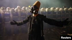 Мъж в дервишки одежди и противогаз участва в протестите в Турция, след като кметът на Истанбул Екрем Имамоглу беше арестуван по обвинения в корупция и връзки с Кюрдската работническа партия. Десетки хиляди хора излязоха на протести в Истанбул и други градове.