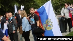 Мъж с тениска с лика на Путин и надпис "Нас не догонят"