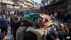 Погребална процесия на членове на сирийските сили за сигурност, убити в сблъсъци с привърженици на сваления президент Башар Асад в село Ал-Джанудия, западно от Идлиб, 8 март 2025 г.