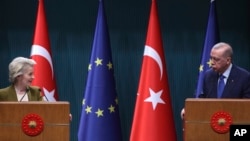 Председателката на Европейската комисия Урсула фон дер Лайен и президентът на Турция Реджеп Тайип Ердоган. Снимката е от декември 2024 г.