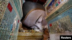 Будистка статуя в пагода в Мандалай, Мианмар след земетресението в края на март.
3 април 2025 г.