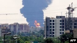 Стълб от гъст дим и пламъци се издига от петролна рафинерия в южната част на Техеран, след като тя беше ударена при нощна израелска атака на 15 юни 2025 г.