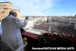 Папа Франциск на плащад "Св. Петър" през декември 2024 г.