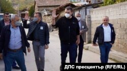 Делян Пеевски на посещение в села в община Гоце Делчев, Благоевградска област, където води листата на ДПС.