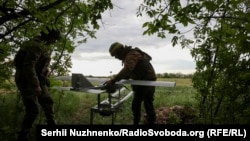 По-рано тази година украински официални лица обявиха нова инициатива „Линия на дронове“, която има за цел да преструктурира някои военни части и да даде приоритет на тактики с дронове на бойното поле.