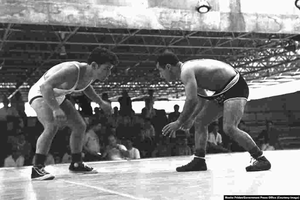 Борци от Израел и Иран по време на седмите игри „Макабия“ в Тел Авив през август 1965 г. Игрите се провеждат на всеки четири години и са отворени за еврейски спортисти от цял ​​свят. Евреите присъстват в Иран от хилядолетия. През 70-те години на миналия век в страната са живели близо 100 000 евреи. Към 2012 г. са останали само 8756.