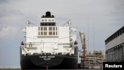 Танкер за втечнен природен газ извършва доставка на терминал в Свиноуйшче, Полша (архивна снимка)