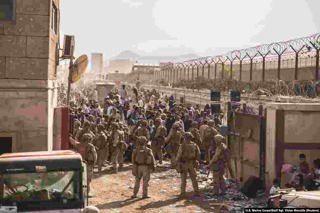 Американските морски пехотинци оказват помощ на контролно-пропускателен пункт за евакуация.