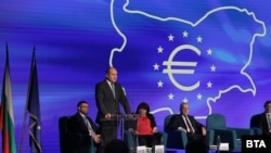 Румен Радев говори по време на конференция за еврото през 2023 г.