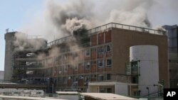 Дим се издига от сградата на болница "Сорока" в Беер Шева, след като е била поразена от иранска ракета, 19 юни 2025 г.