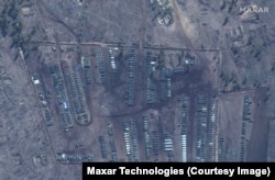 Танкове, камиони и друга военна техника в тренировъчния полигон Погорово, близо до Воронеж, Русия.