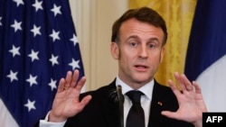 Президентът на Франция Еманюел Макрон по време на посещение в САЩ при колегата му Доналд Тръмп