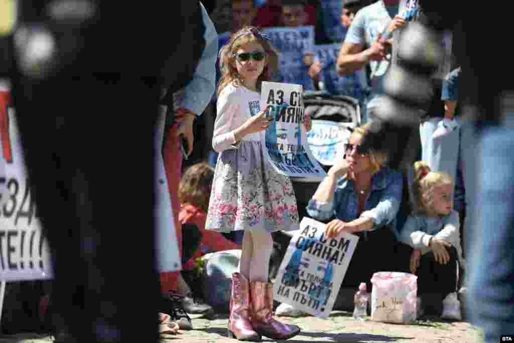 Колата, в която е пътувало 12-годишното дете заедно с дядо си и баба си, беше ударена от тир на пътя между селата Радомирци и Телиш на 31 март.