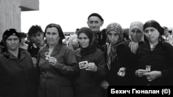 Прогонени майки, чиито синове наборници или военнослужещи биват държани в България като заложници. Капъкуле, Одрин. Лятото на 1989 г.