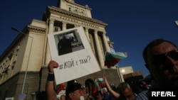 Продължилите месеци наред протести с искане за оставка на Бойко Борисов и Иван Гешев започнаха в деня, в който прокуратурата влезе в президенствтото, за да събира доказателства срещу двама съветници на Румен Радев.