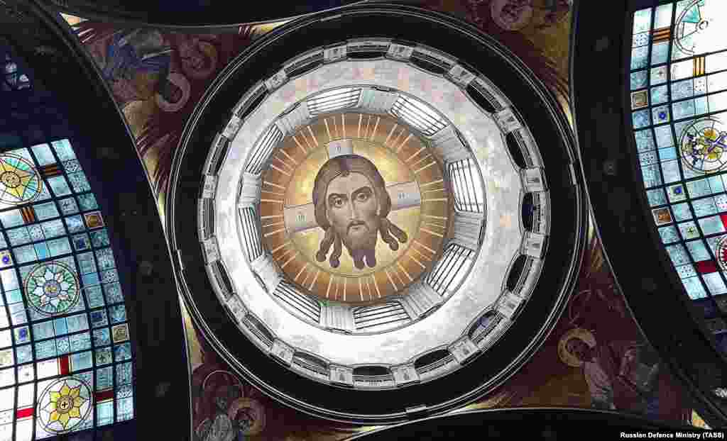 Исус Христос гледа надолу към миряните от основния купол. В декорацията на храма съжителстват религиозните и военните символи. Диаметърът на основния купол е над 19 метра.