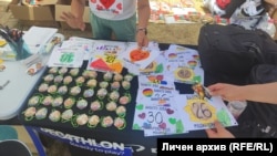 Медалите и стартовите номера, ръчно изработени от децата от "Заедно с теб можем".