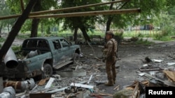 Украински доброволци опитват да евакуират останалите жители на Покровск - град в Донбас, който руските сили приближават. 21 май 2025 г.